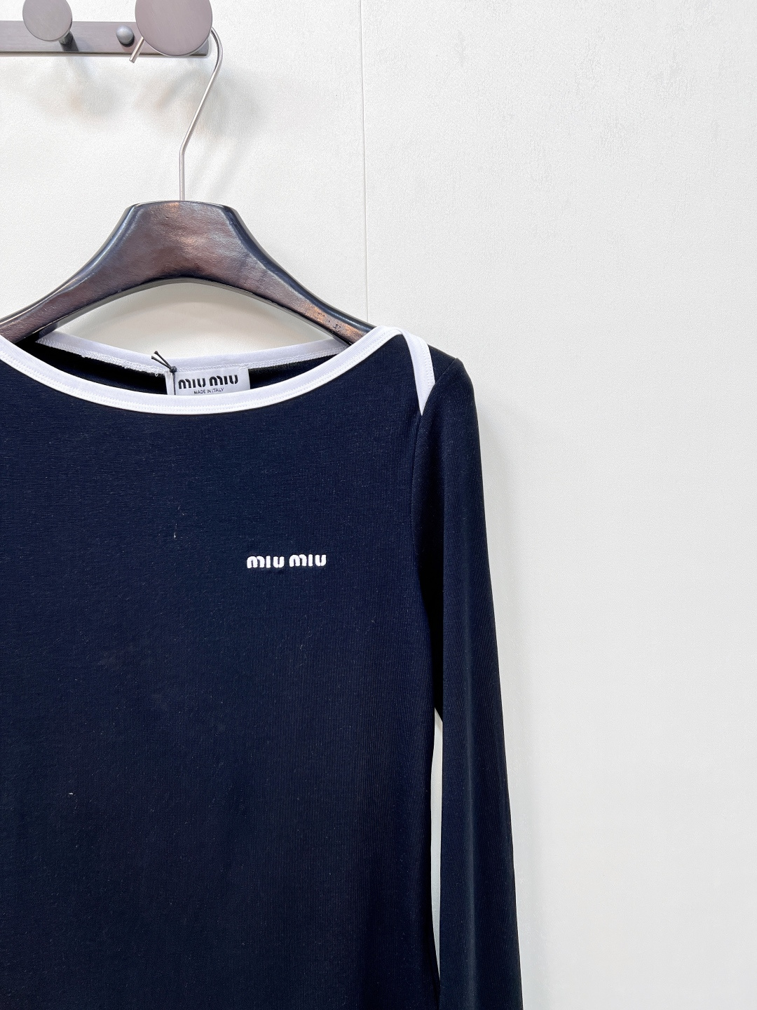 🆕Miumiu2025新款字母刺绣宽圆领百搭打底衫定制YB斜纹全棉材质 质感舒适 弹力好穿 宽圆领长袖打