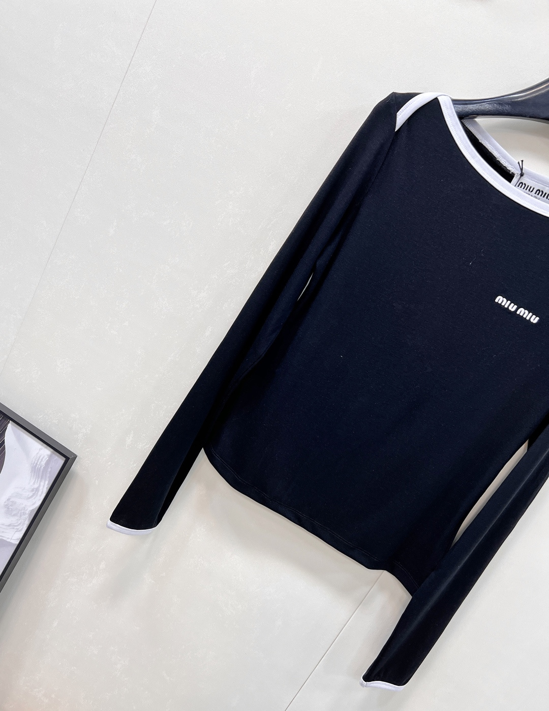 🆕Miumiu2025新款字母刺绣宽圆领百搭打底衫定制YB斜纹全棉材质 质感舒适 弹力好穿 宽圆领长袖打