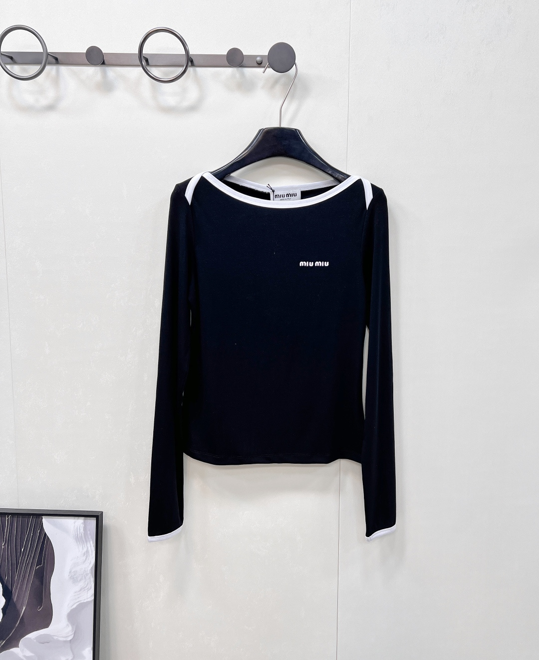 🆕Miumiu2025新款字母刺绣宽圆领百搭打底衫定制YB斜纹全棉材质 质感舒适 弹力好穿 宽圆领长袖打