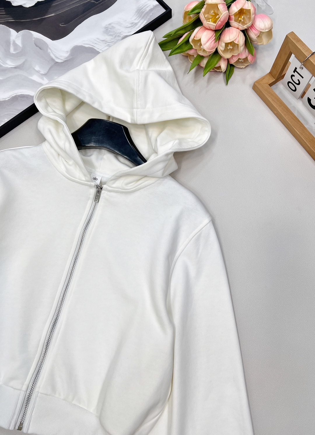 🆕Alo早秋新款短款拉链卫衣，肯豆同款真的狠狠拿捏住时尚精髓！这款卫衣是 Oversize 版型，短款设