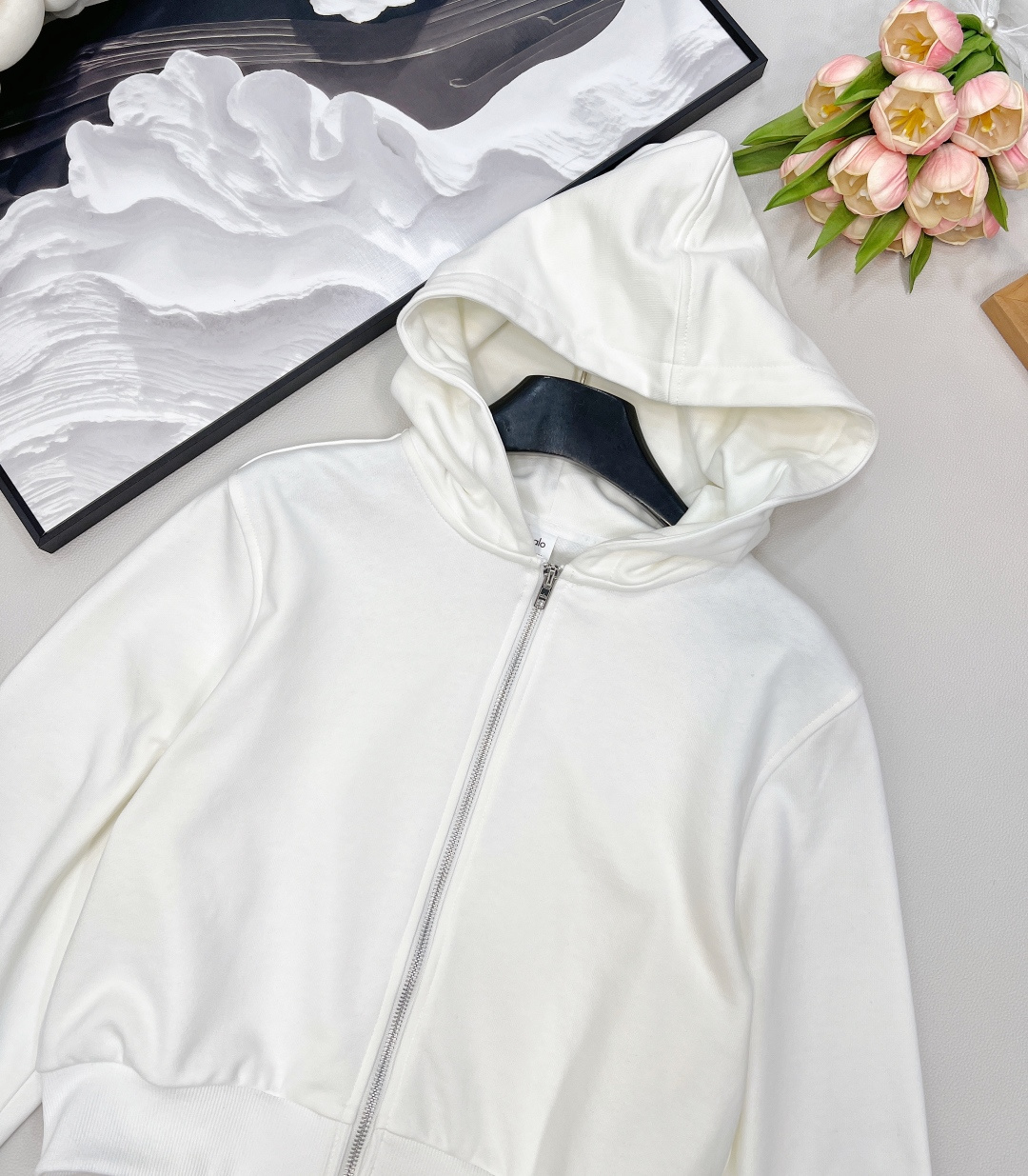 🆕Alo早秋新款短款拉链卫衣，肯豆同款真的狠狠拿捏住时尚精髓！这款卫衣是 Oversize 版型，短款设