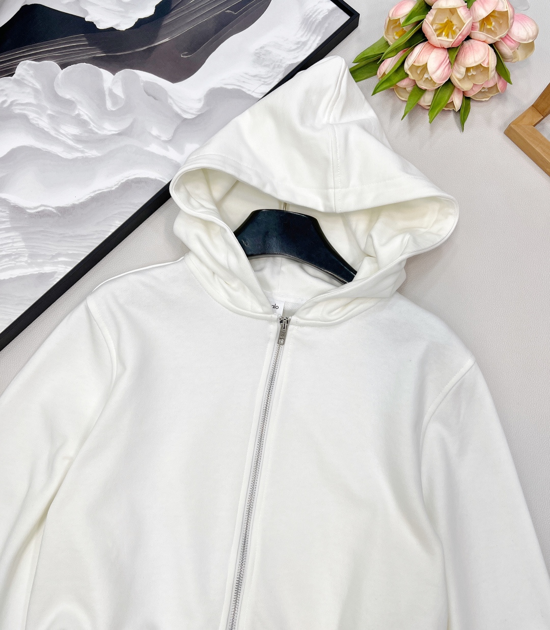 🆕Alo早秋新款短款拉链卫衣，肯豆同款真的狠狠拿捏住时尚精髓！这款卫衣是 Oversize 版型，短款设