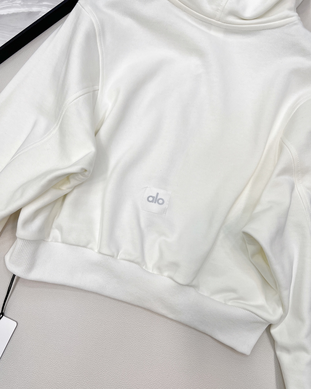 🆕Alo早秋新款短款拉链卫衣，肯豆同款真的狠狠拿捏住时尚精髓！这款卫衣是 Oversize 版型，短款设