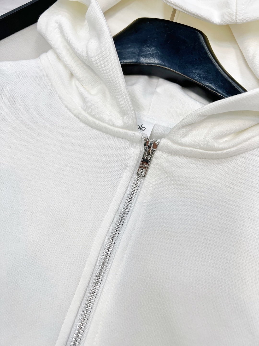 🆕Alo早秋新款短款拉链卫衣，肯豆同款真的狠狠拿捏住时尚精髓！这款卫衣是 Oversize 版型，短款设