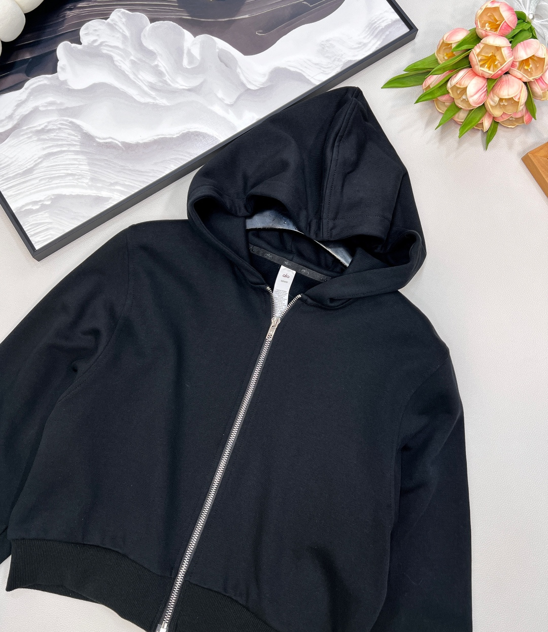 🆕Alo早秋新款短款拉链卫衣，肯豆同款真的狠狠拿捏住时尚精髓！这款卫衣是 Oversize 版型，短款设