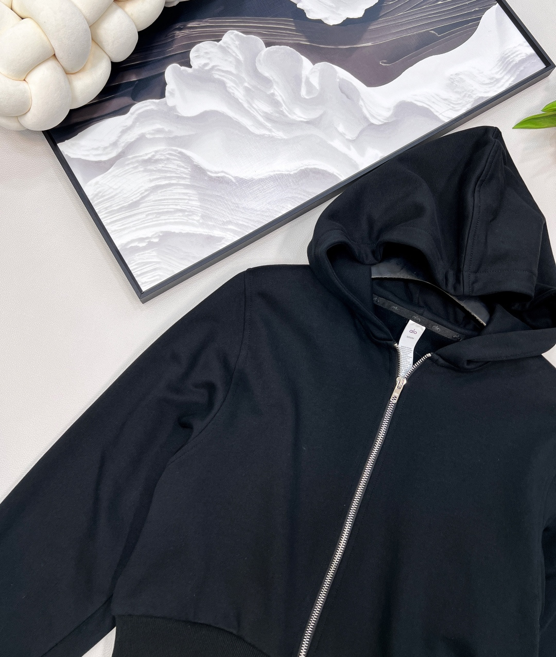 🆕Alo早秋新款短款拉链卫衣，肯豆同款真的狠狠拿捏住时尚精髓！这款卫衣是 Oversize 版型，短款设