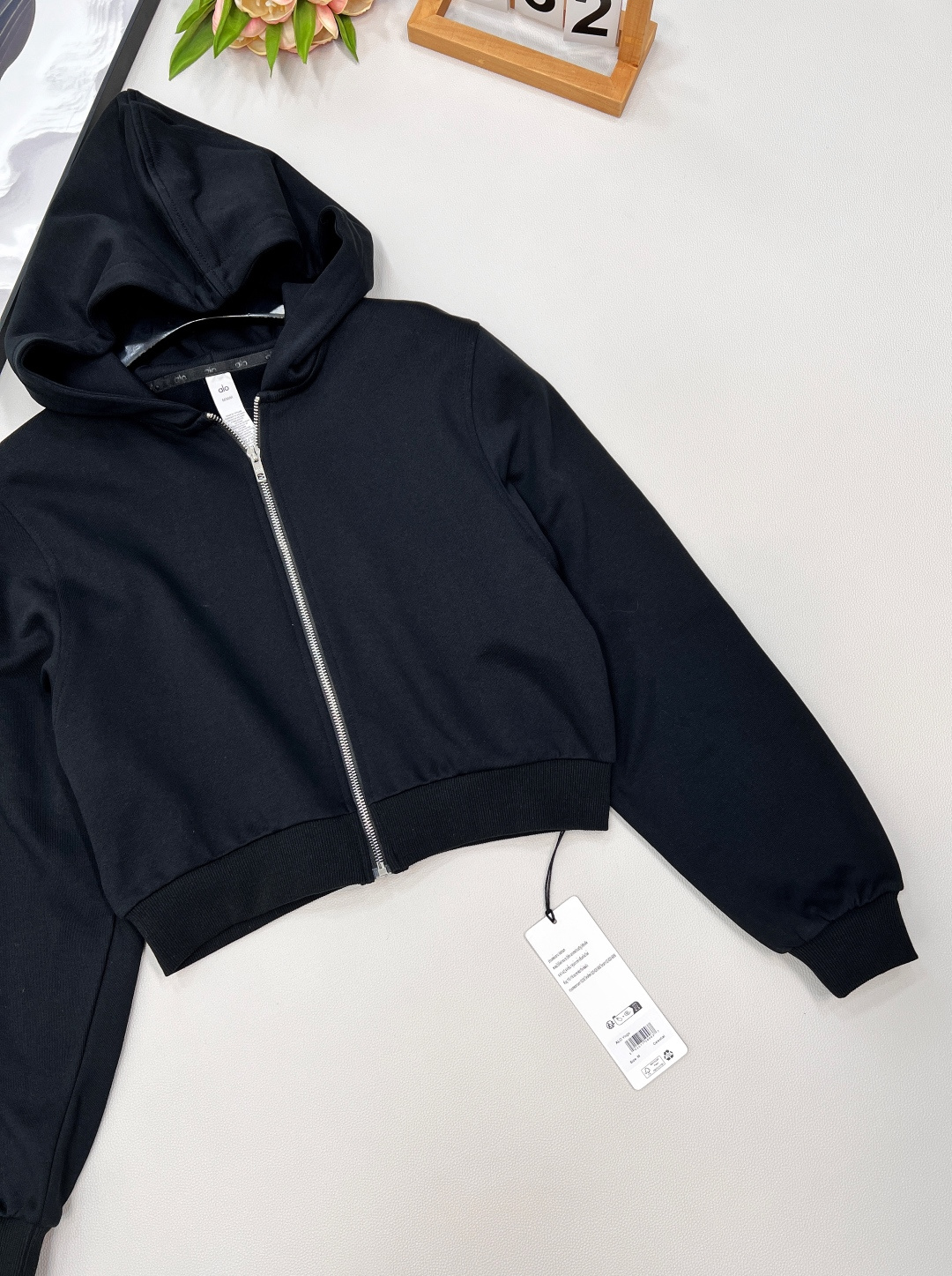 🆕Alo早秋新款短款拉链卫衣，肯豆同款真的狠狠拿捏住时尚精髓！这款卫衣是 Oversize 版型，短款设