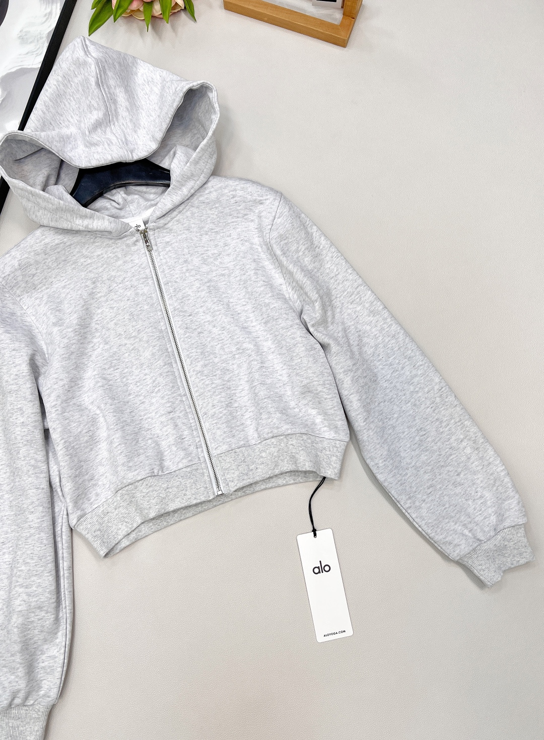 🆕Alo早秋新款短款拉链卫衣，肯豆同款真的狠狠拿捏住时尚精髓！这款卫衣是 Oversize 版型，短款设