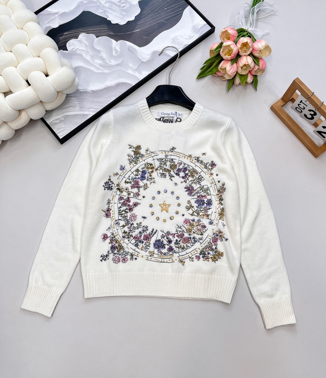 NO:739303,DIOR limited series floral five-pointed star gold embroidered wool sweater, dreamy five-pointed star, a once-in-a-century good fit. The wool fabric is soft and waxy, especially skin-friendly. Good cashmere as always. The overall embroidery has a strong three-dimensional effect. The color is soft and not obtrusive. There is no sense of restraint at all. The high-end feel is thanks to the regular fit and ribbed finish, which is very suitable for casual wear at any time of the year. The ribbed round neck, cuffs and hem are full of details.  The high-end version is soft and not loose, classic and durable. You can wear it casually and go out fashionably~ The super heavy gold embroidery is very noble and the exquisite embroidered five-pointed star shows your elegance. It comes in two colors and has three complete standards!  size sml code,,dior,19860909DIOR 限定系列花卉五角星金色刺绣羊毛针织衫 梦幻五角星 百年难遇的好版型 羊毛面料软软糯糯特别亲肤 一如既往的好羊绒 整体刺绣立体感强 配色柔和不突兀 完全没有束缚感 高级感拉满得益于常规版型和罗纹饰面,非常适合在一年中的任何时候搭配休闲装扮. 罗纹圆领、袖口和下摆,细节满满. 高级版型柔软且不松垮版型,经典且耐看随便一搭就能时髦出街～ 超级重金色刺绣很显贵气 精致刺绣五角星 尽显优雅气质两色出,三标齐全！ 尺码sml 编码,,dior,,Women's clothing