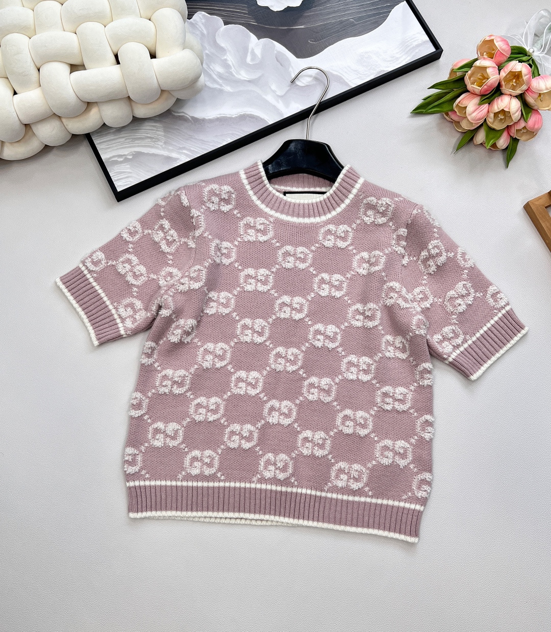 NO:739312,Gucci classic presbyopia jacquard knitted wool round neck knitted short sleeves, classic and versatile presbyopia pattern, yarn mouth hanging machine equipment imported from Germany to weave the pieces, the wool material used, after dyeing, the jacquard loom imported from Germany is used to weave the pieces, the original wool is dyed to the original color, and after dyeing, it is made using a German imported wool hanging jacquard machine, which is a test of the exquisite knitting technology, and the degree of delicacy is visible to the naked eye. Exquisite and elegant, you can tell a girl of quality at a glance. The classic GG jacquard pattern is too exquisite and attractive.  The versatile basic style is very practical to wear every day and looks very layered when paired with a T-shirt!  Wool yarn upper body is comfortable and warm. Size sml code G, gucci, T-shirt, tees, t-shirt,19860909Gucci 经典老花提花针织羊毛圆领针织短袖,经典百搭老花图案,德国进口纱嘴挂毛机器设备织片,所用毛料材质,定染后由德国进口提花织机进行织片,毛料原版对色定染,定染后采用德国进口挂毛提花机器打造,相当考验针织工艺还原精湛,细腻程度肉眼可见 精致优雅一眼就是有品的姑娘 经典的GG提花图案太精致耐看 日常百搭的基础版型非常实穿 搭配T恤都很有层次感 ！羊毛纱线上身舒适保暖 尺码sml 编码G,,gucci,T-shirt,tees，t-shirt,,Women's clothing