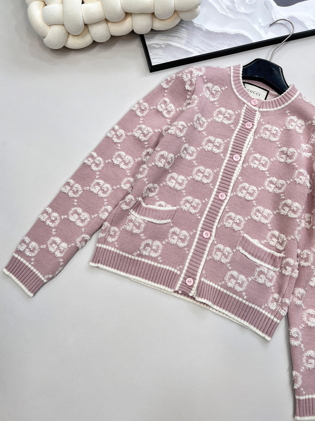 🆕Gucci 经典老花提花针织羊毛圆领开衫经典百搭老花图案，德国进口纱嘴挂毛机器设备织片，所用毛料材质，