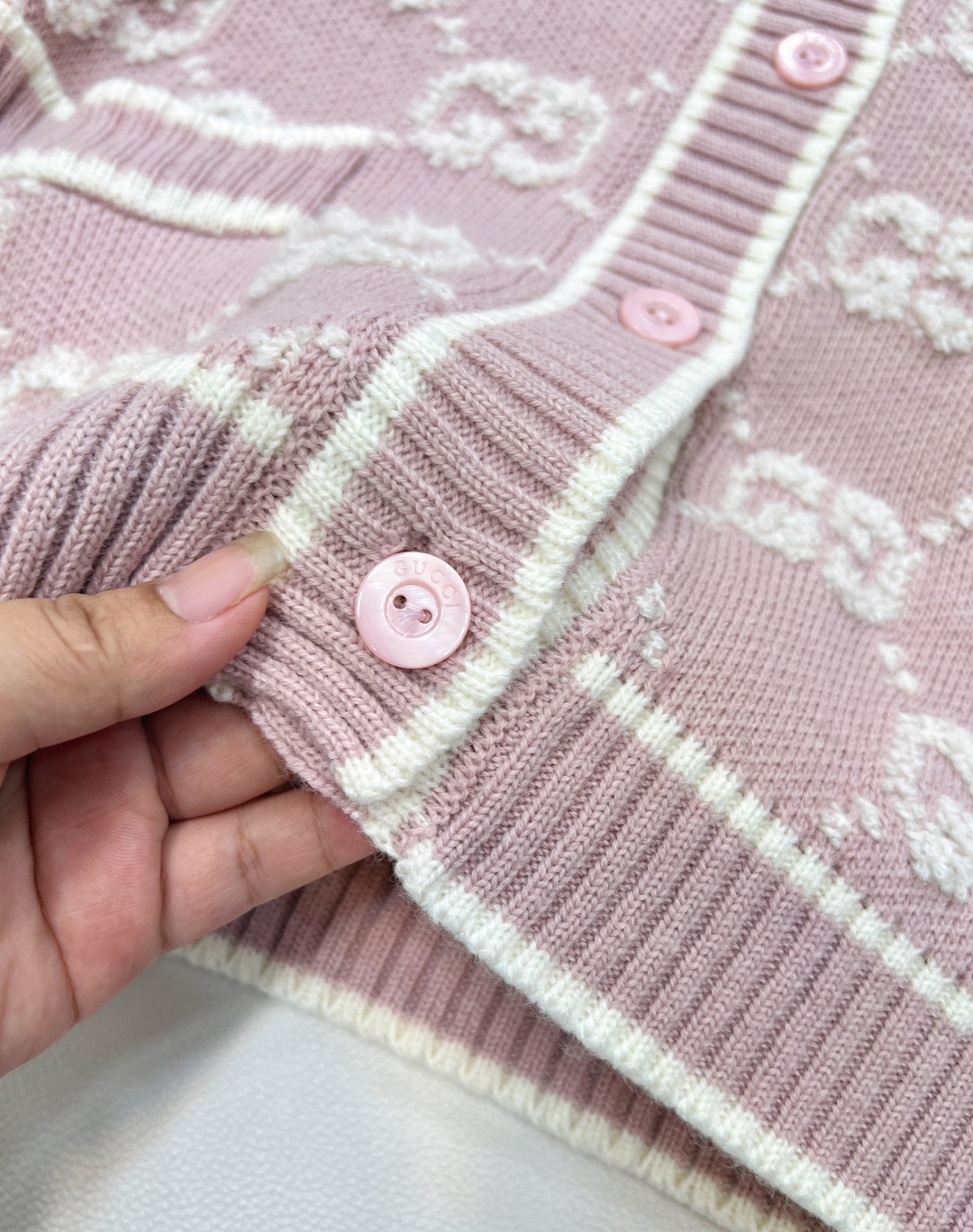 🆕Gucci 经典老花提花针织羊毛圆领开衫经典百搭老花图案，德国进口纱嘴挂毛机器设备织片，所用毛料材质，