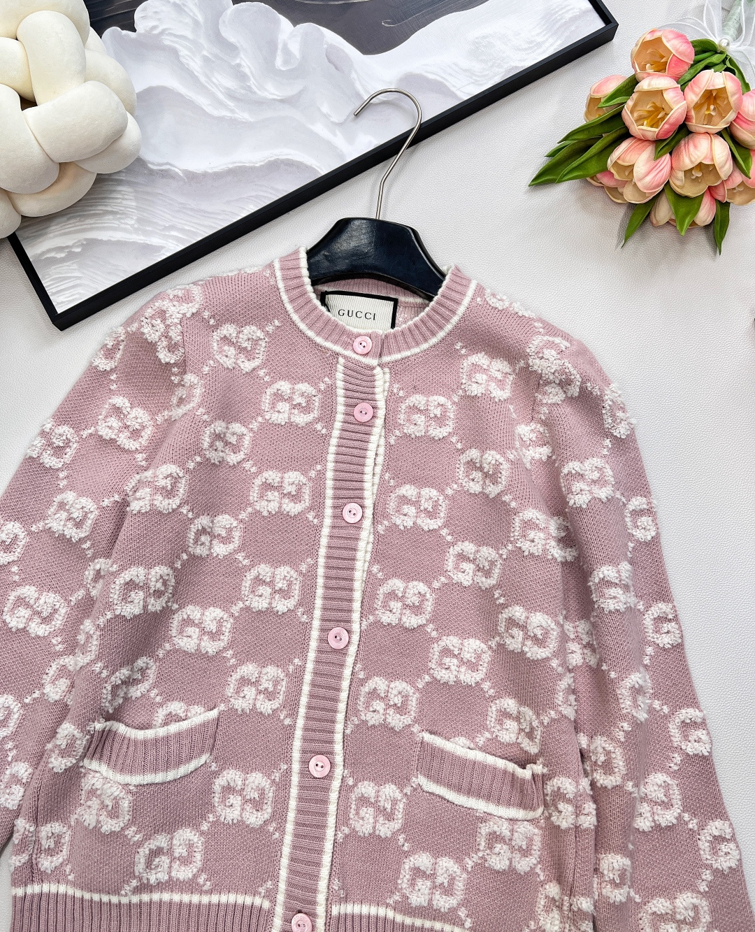 🆕Gucci 经典老花提花针织羊毛圆领开衫经典百搭老花图案，德国进口纱嘴挂毛机器设备织片，所用毛料材质，