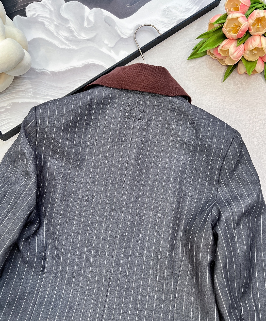 🆕 MIUMIU 学院风时髦气质胸前口袋西装外套慵懒法式腔调 / 高级知识分子感✨优雅与率性的完美平衡 