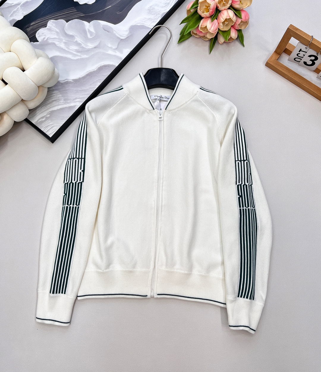 🆕Dior 早秋女士拉链针织开衫，带着时尚松弛感来袭～ 经典白色基底，缀以绿色织带 logo ，休闲运动