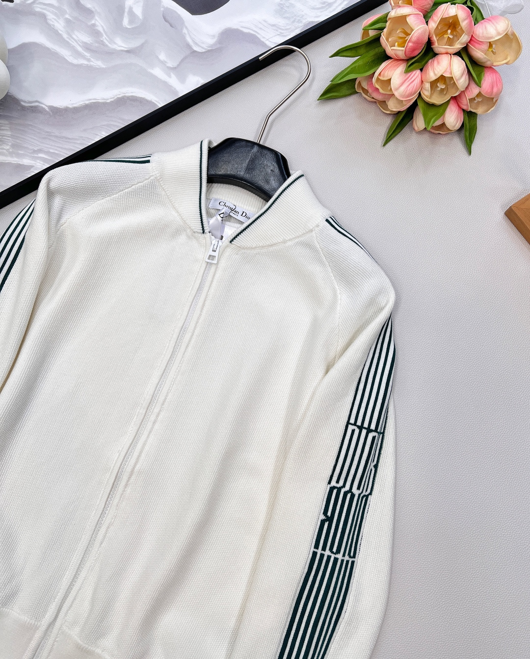 🆕Dior 早秋女士拉链针织开衫，带着时尚松弛感来袭～ 经典白色基底，缀以绿色织带 logo ，休闲运动