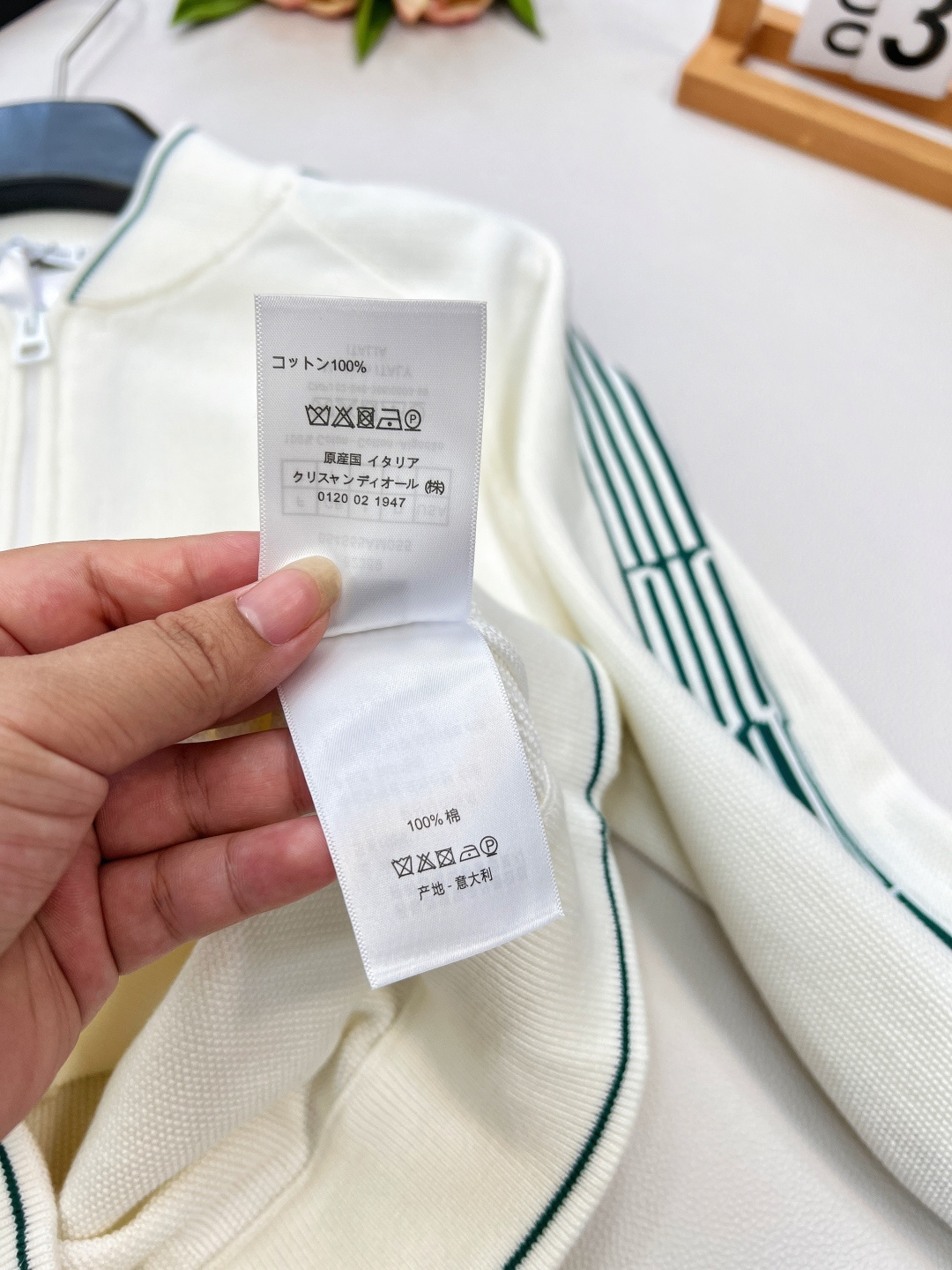 🆕Dior 早秋女士拉链针织开衫，带着时尚松弛感来袭～ 经典白色基底，缀以绿色织带 logo ，休闲运动