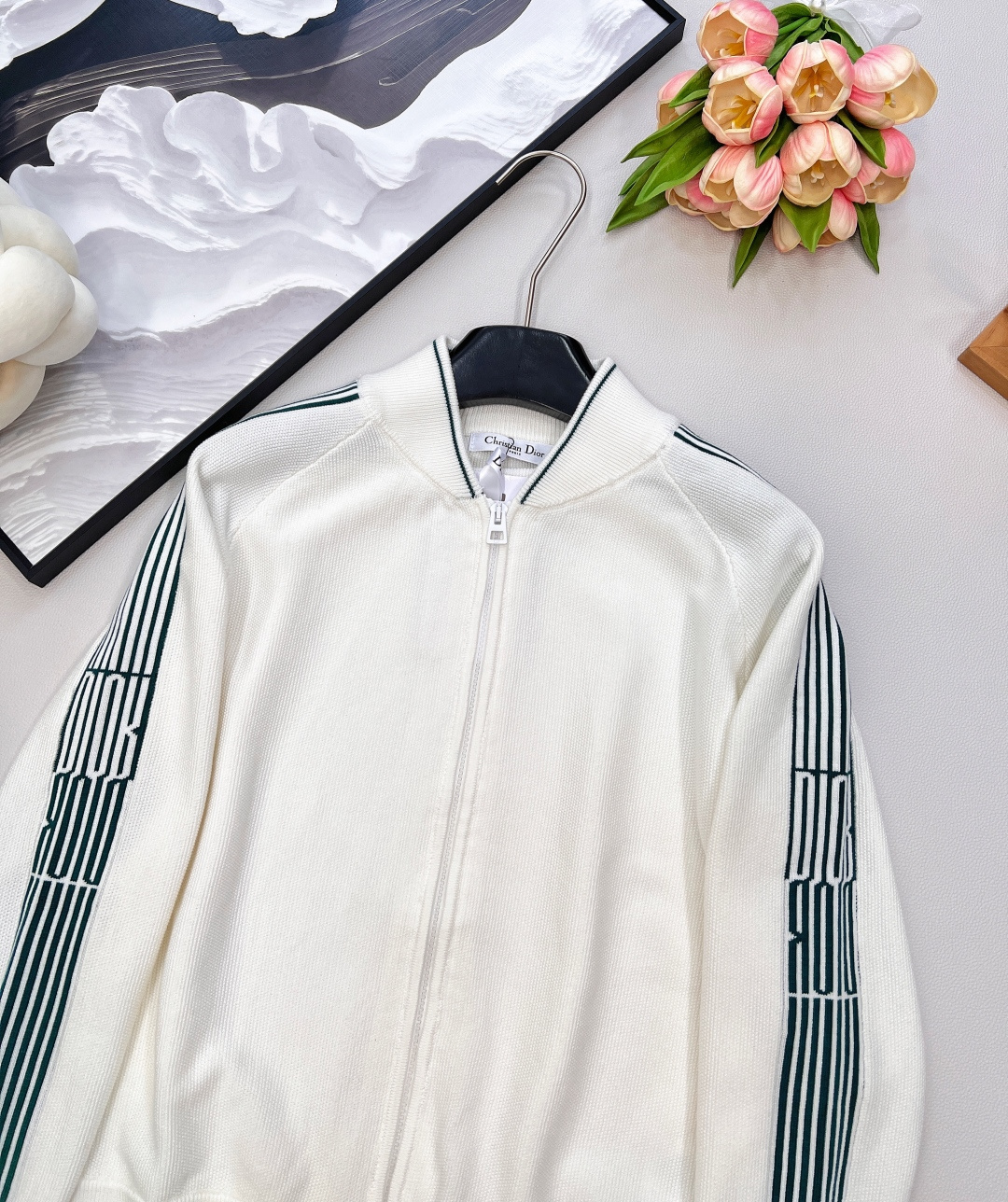 🆕Dior 早秋女士拉链针织开衫，带着时尚松弛感来袭～ 经典白色基底，缀以绿色织带 logo ，休闲运动