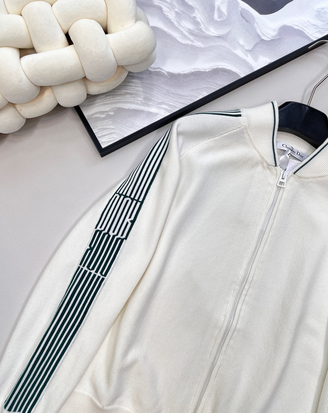 🆕Dior 早秋女士拉链针织开衫，带着时尚松弛感来袭～ 经典白色基底，缀以绿色织带 logo ，休闲运动
