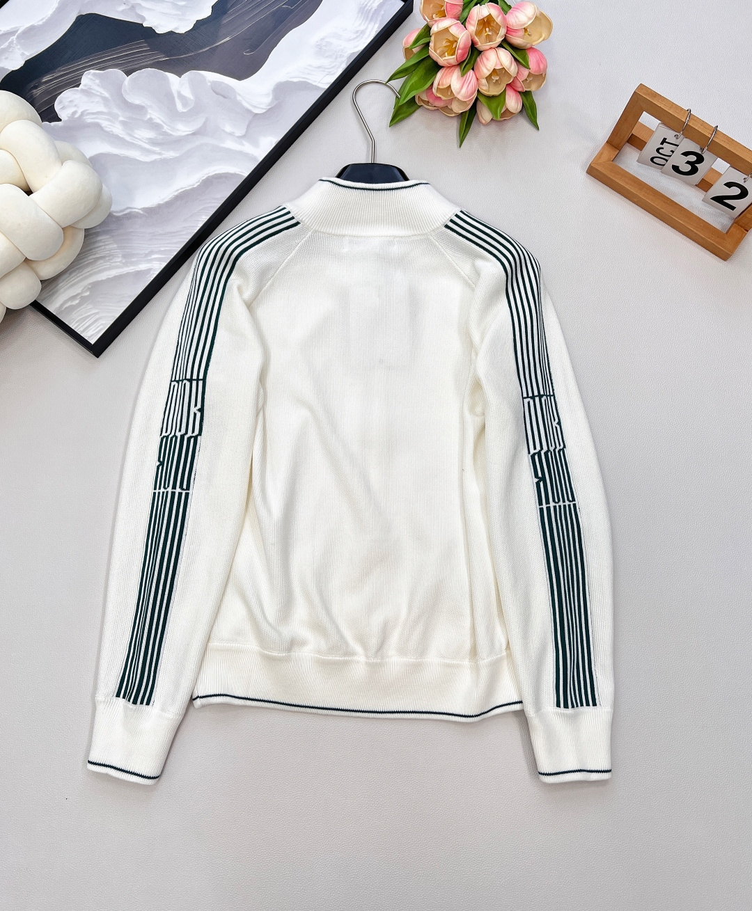 🆕Dior 早秋女士拉链针织开衫，带着时尚松弛感来袭～ 经典白色基底，缀以绿色织带 logo ，休闲运动