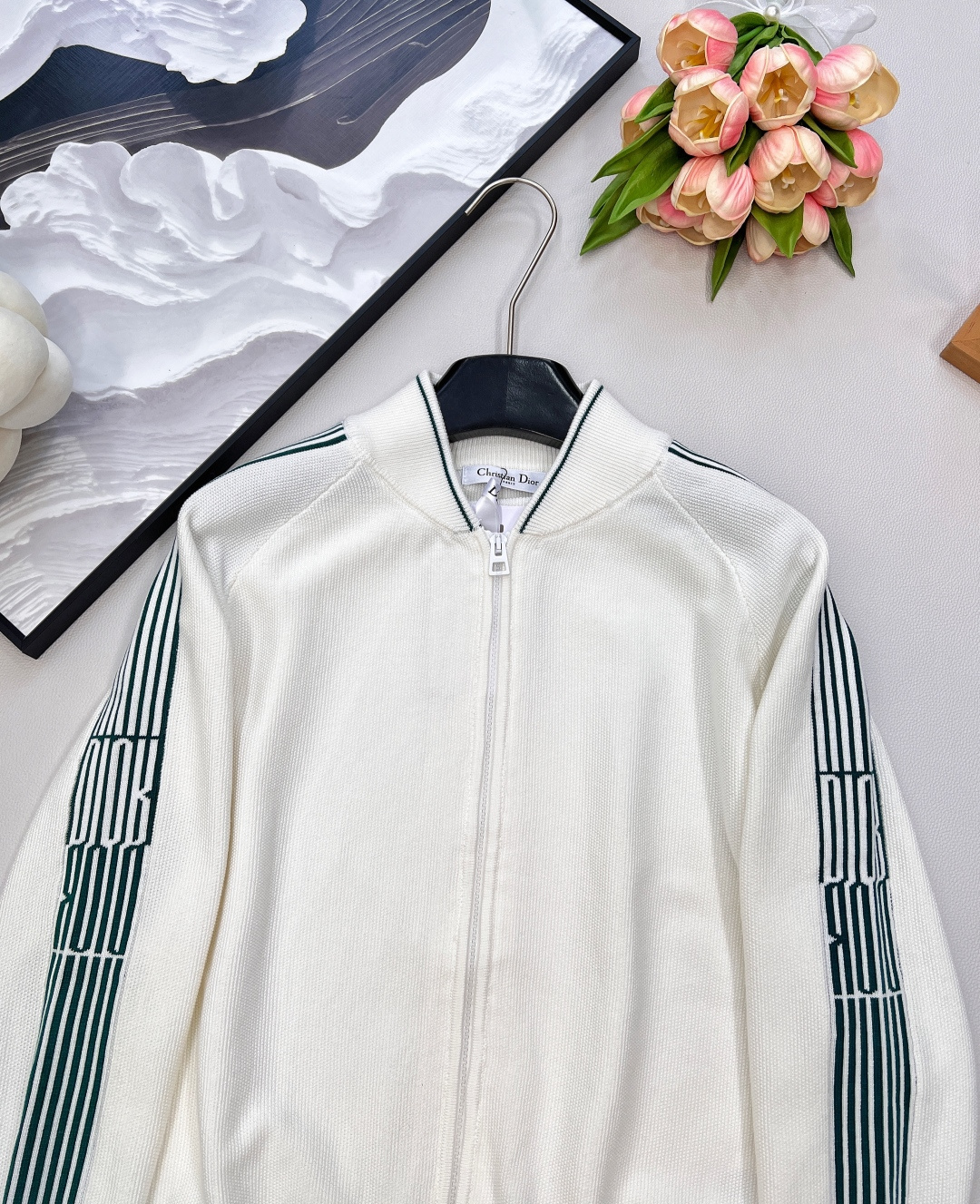 🆕Dior 早秋女士拉链针织开衫，带着时尚松弛感来袭～ 经典白色基底，缀以绿色织带 logo ，休闲运动