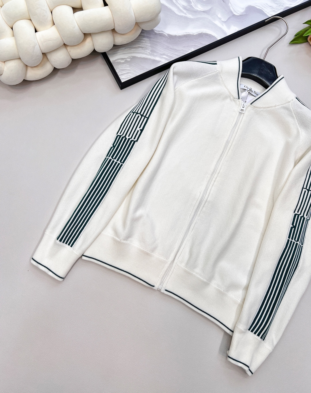 🆕Dior 早秋女士拉链针织开衫，带着时尚松弛感来袭～ 经典白色基底，缀以绿色织带 logo ，休闲运动