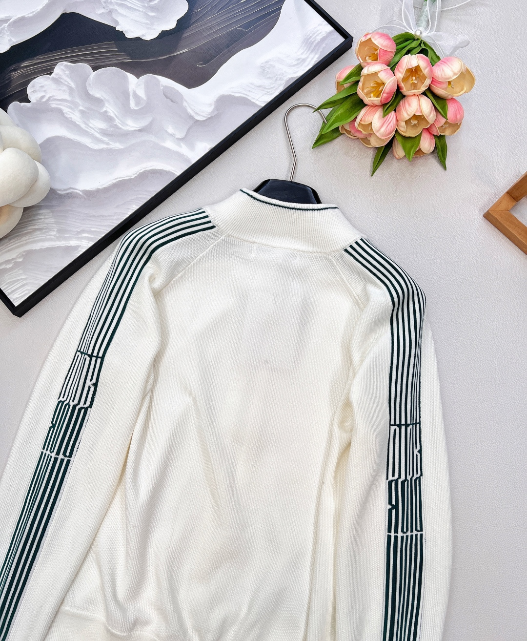 🆕Dior 早秋女士拉链针织开衫，带着时尚松弛感来袭～ 经典白色基底，缀以绿色织带 logo ，休闲运动