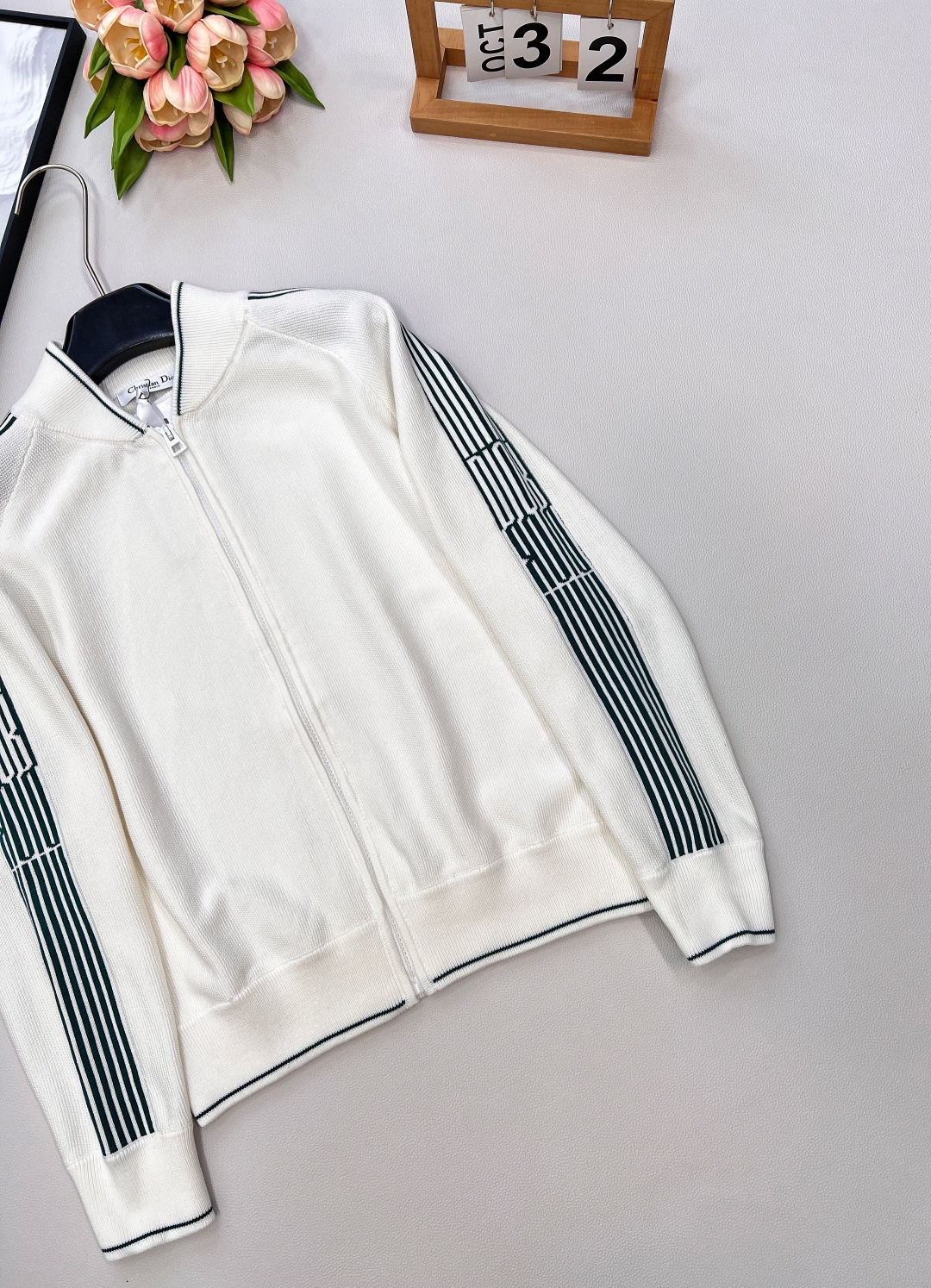 🆕Dior 早秋女士拉链针织开衫，带着时尚松弛感来袭～ 经典白色基底，缀以绿色织带 logo ，休闲运动