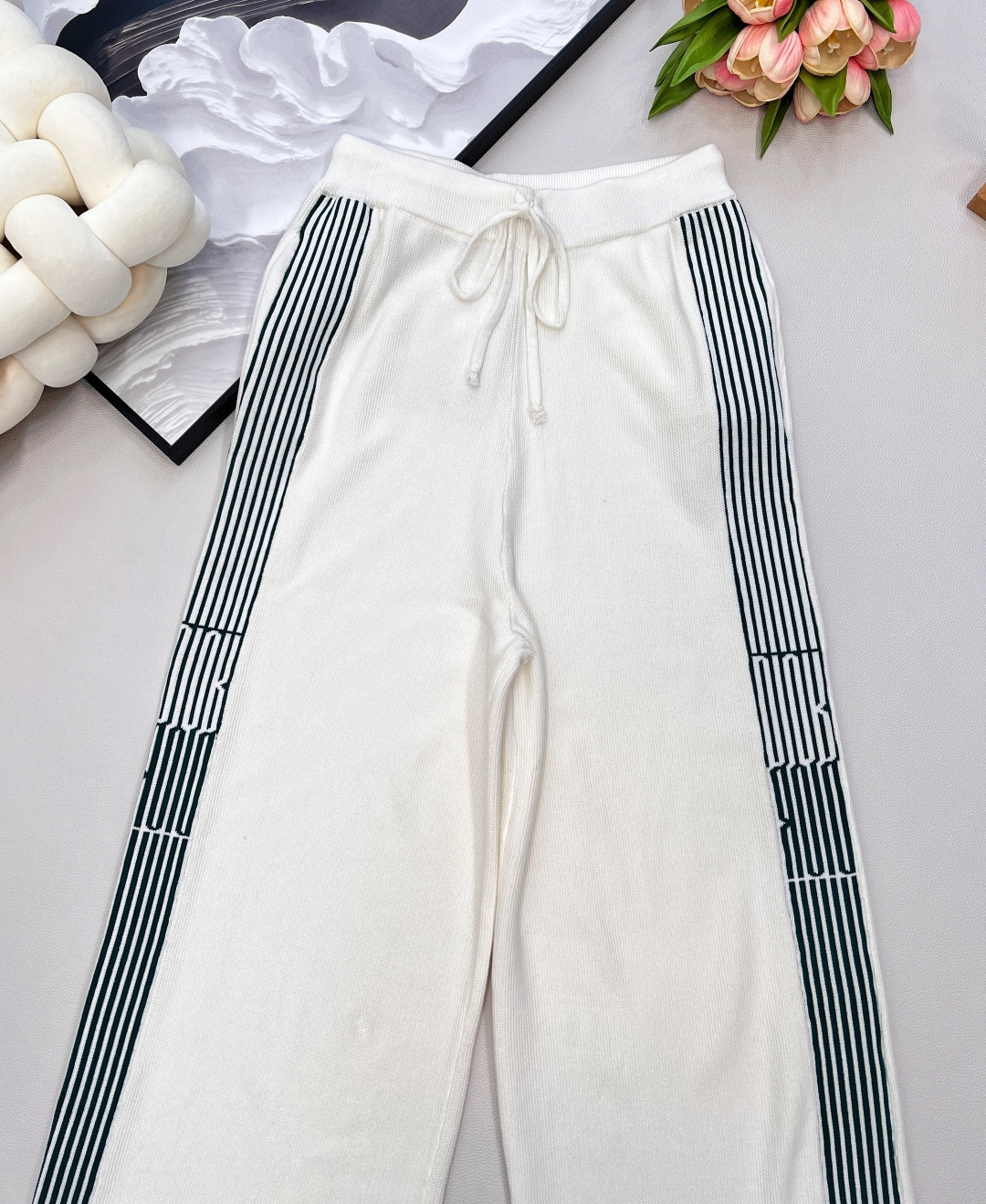 🆕Dior迪奥早秋新款针织休闲裤 | 把松弛感穿在身上，侧边绿色织带提花条纹，时髦撞色自带高街滤镜走两步