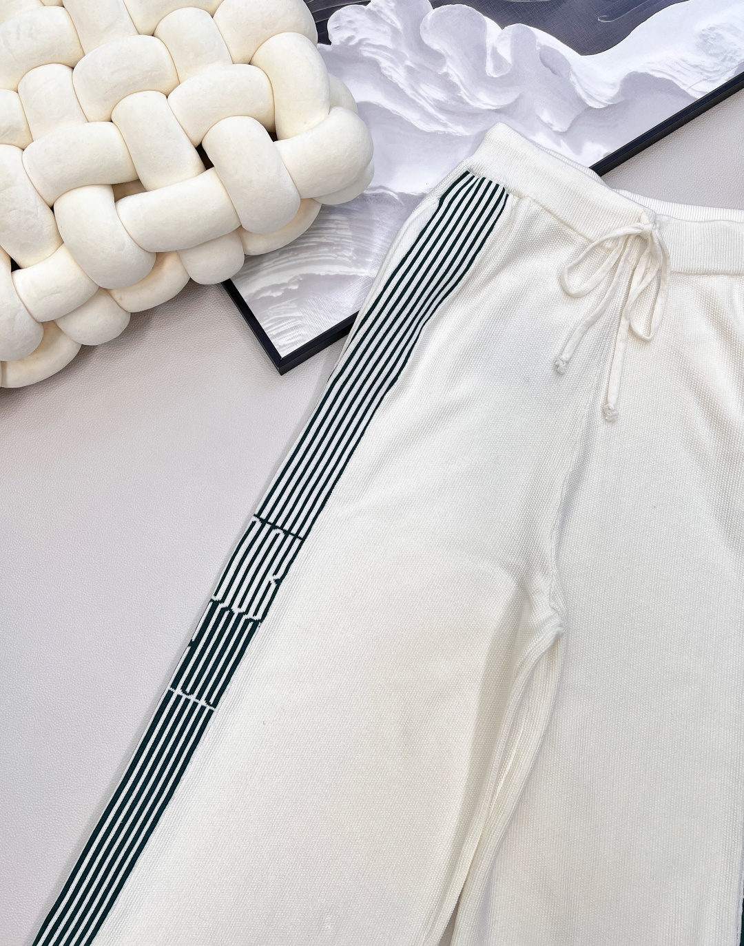 🆕Dior迪奥早秋新款针织休闲裤 | 把松弛感穿在身上，侧边绿色织带提花条纹，时髦撞色自带高街滤镜走两步