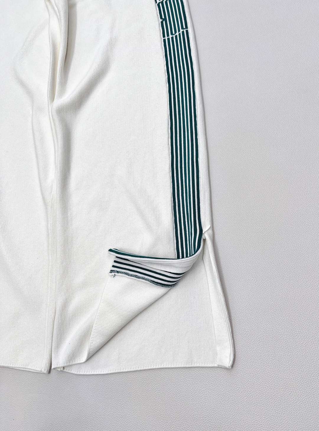 🆕Dior迪奥早秋新款针织休闲裤 | 把松弛感穿在身上，侧边绿色织带提花条纹，时髦撞色自带高街滤镜走两步