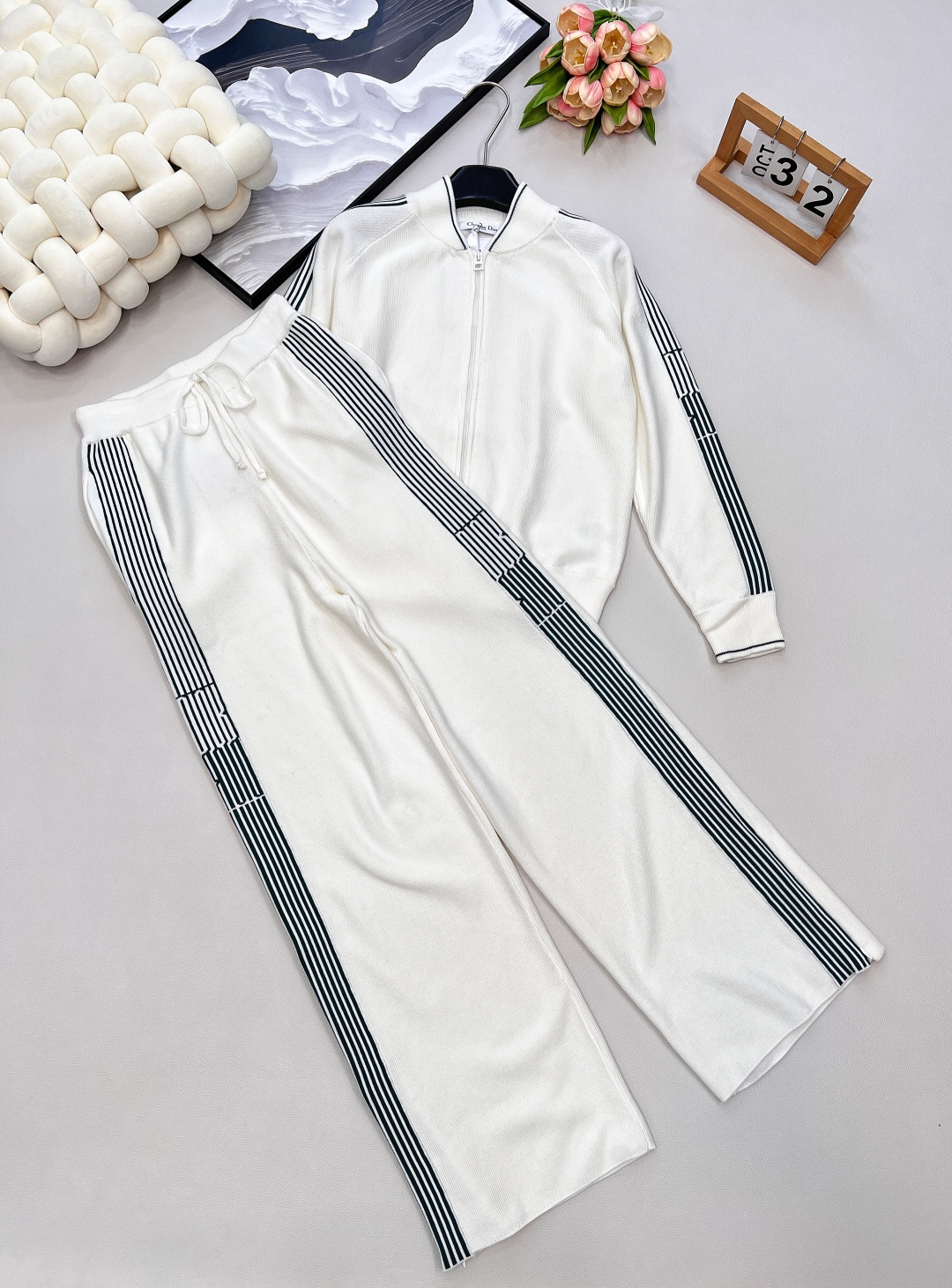 🆕Dior 早秋女士拉链针织开衫，带着时尚松弛感来袭～ 经典白色基底，缀以绿色织带 logo ，休闲运动