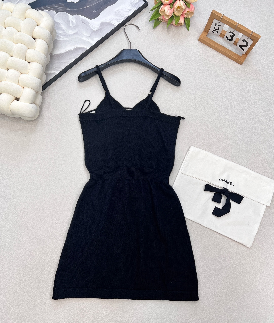 🆕Chanel2025新款针织吊带连衣裙，定制YB羊绒纱线织造 质感舒适 毛感肌理明显 针织细吊带连衣短