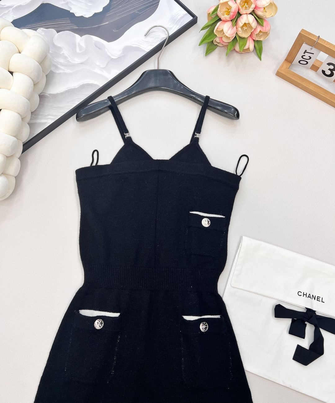 🆕Chanel2025新款针织吊带连衣裙，定制YB羊绒纱线织造 质感舒适 毛感肌理明显 针织细吊带连衣短