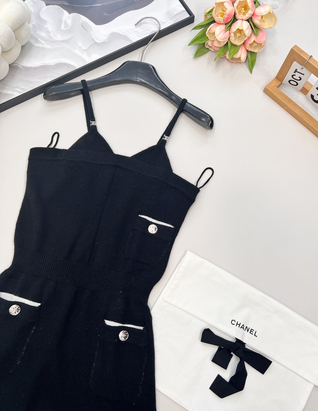 🆕Chanel2025新款针织吊带连衣裙，定制YB羊绒纱线织造 质感舒适 毛感肌理明显 针织细吊带连衣短
