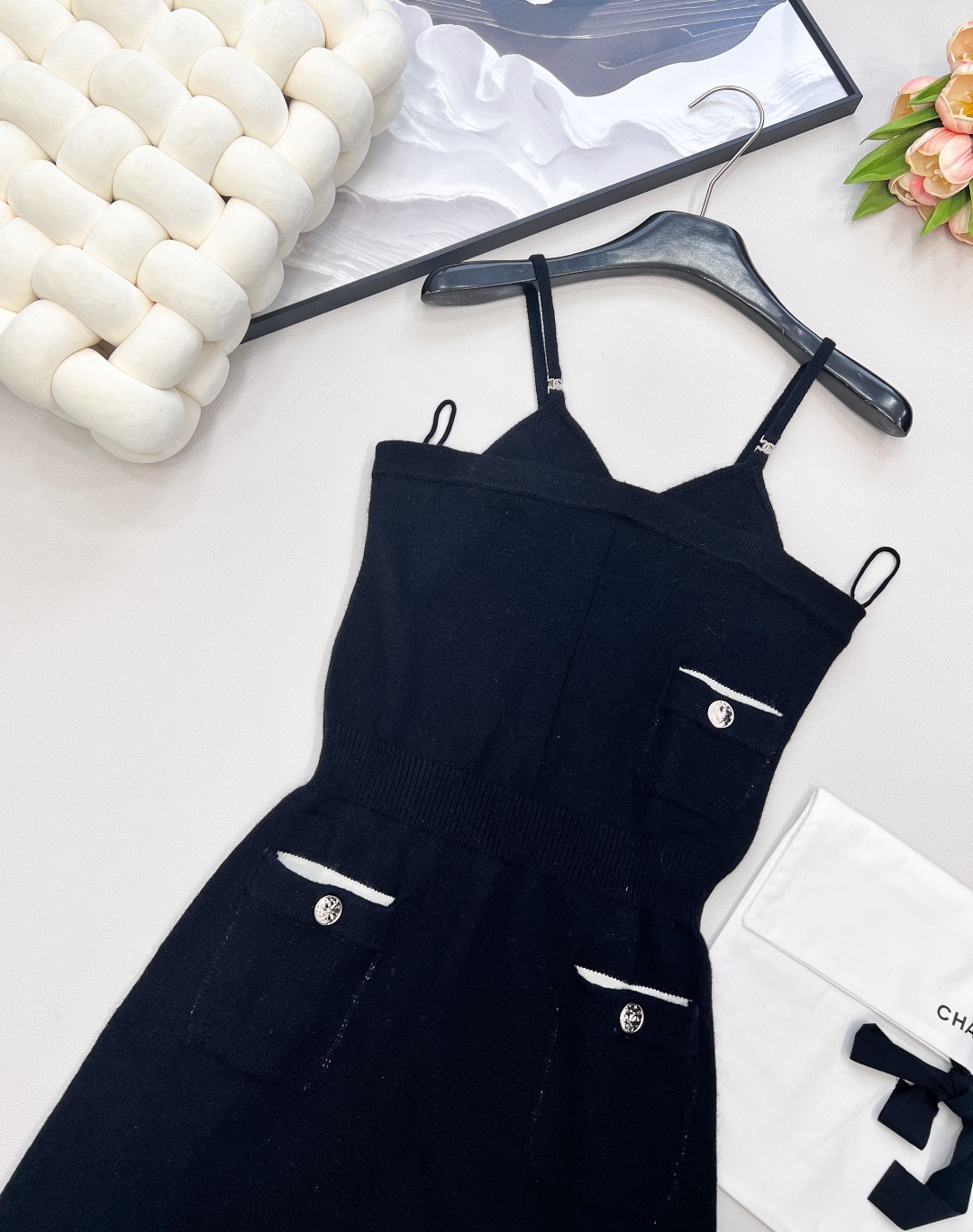 🆕Chanel2025新款针织吊带连衣裙，定制YB羊绒纱线织造 质感舒适 毛感肌理明显 针织细吊带连衣短