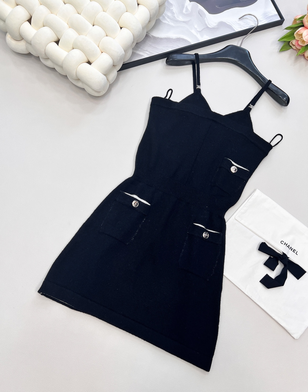 🆕Chanel2025新款针织吊带连衣裙，定制YB羊绒纱线织造 质感舒适 毛感肌理明显 针织细吊带连衣短