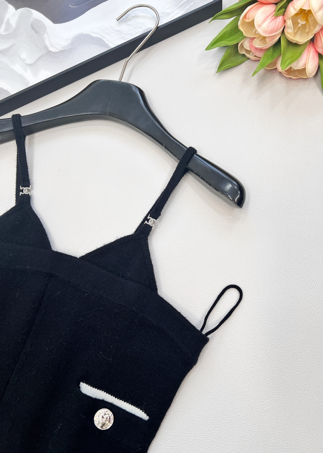 🆕Chanel2025新款针织吊带连衣裙，定制YB羊绒纱线织造 质感舒适 毛感肌理明显 针织细吊带连衣短