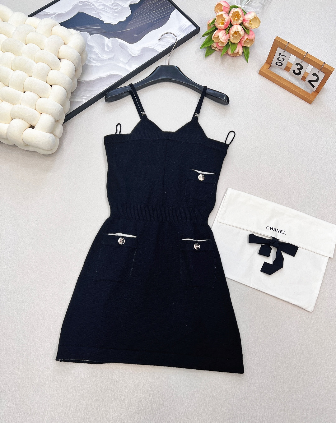 🆕Chanel2025新款针织吊带连衣裙，定制YB羊绒纱线织造 质感舒适 毛感肌理明显 针织细吊带连衣短
