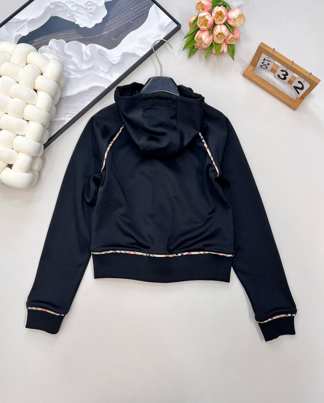 🆕 BURBERRY 新款装饰条纹运动连帽外套➕休闲裤套装， 条纹装饰隐藏设计拉链设计，裁片式条纹缝制包