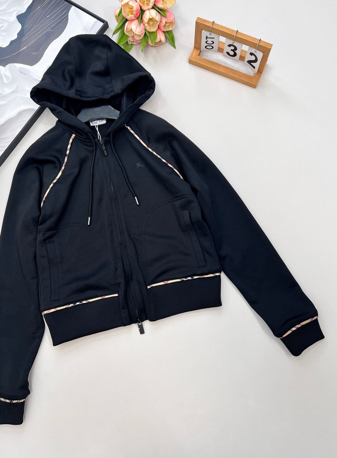 🆕 BURBERRY 新款装饰条纹运动连帽外套➕休闲裤套装， 条纹装饰隐藏设计拉链设计，裁片式条纹缝制包