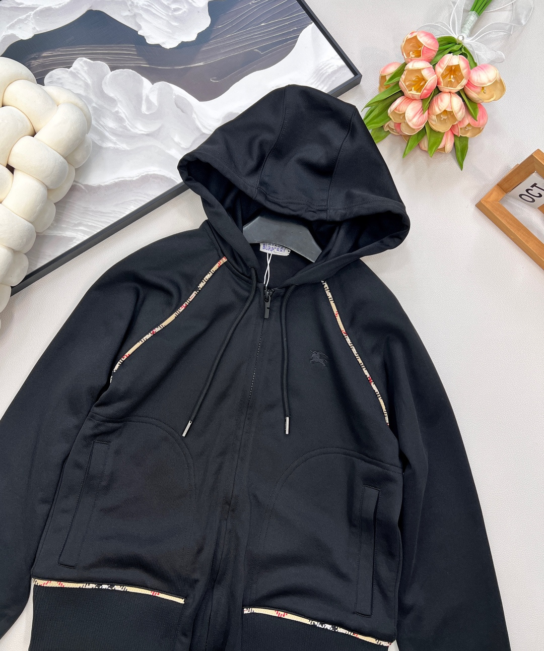 🆕 BURBERRY 新款装饰条纹运动连帽外套➕休闲裤套装， 条纹装饰隐藏设计拉链设计，裁片式条纹缝制包