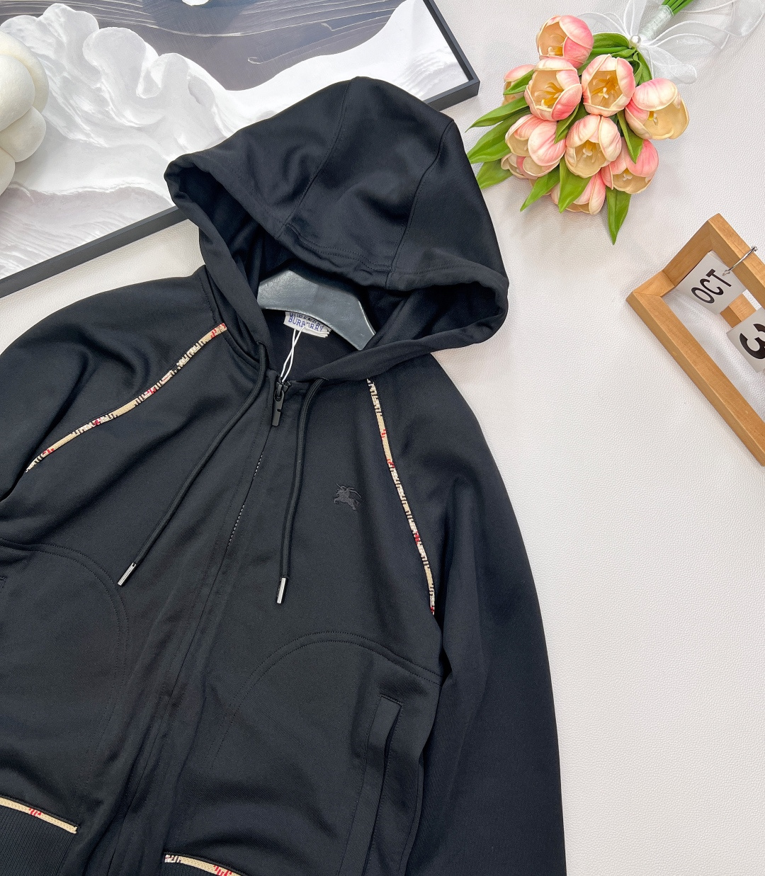 🆕 BURBERRY 新款装饰条纹运动连帽外套➕休闲裤套装， 条纹装饰隐藏设计拉链设计，裁片式条纹缝制包