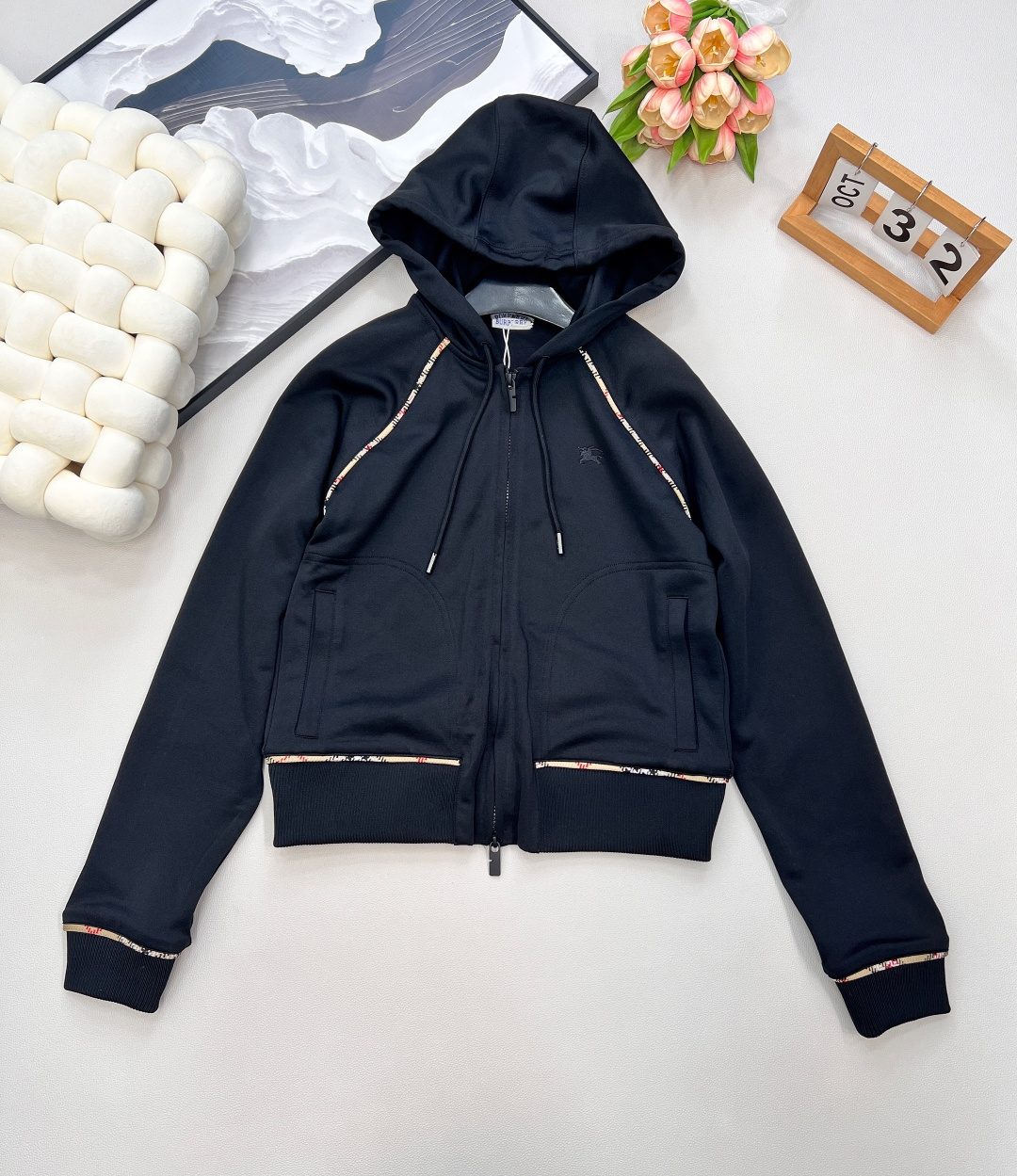 🆕 BURBERRY 新款装饰条纹运动连帽外套➕休闲裤套装， 条纹装饰隐藏设计拉链设计，裁片式条纹缝制包