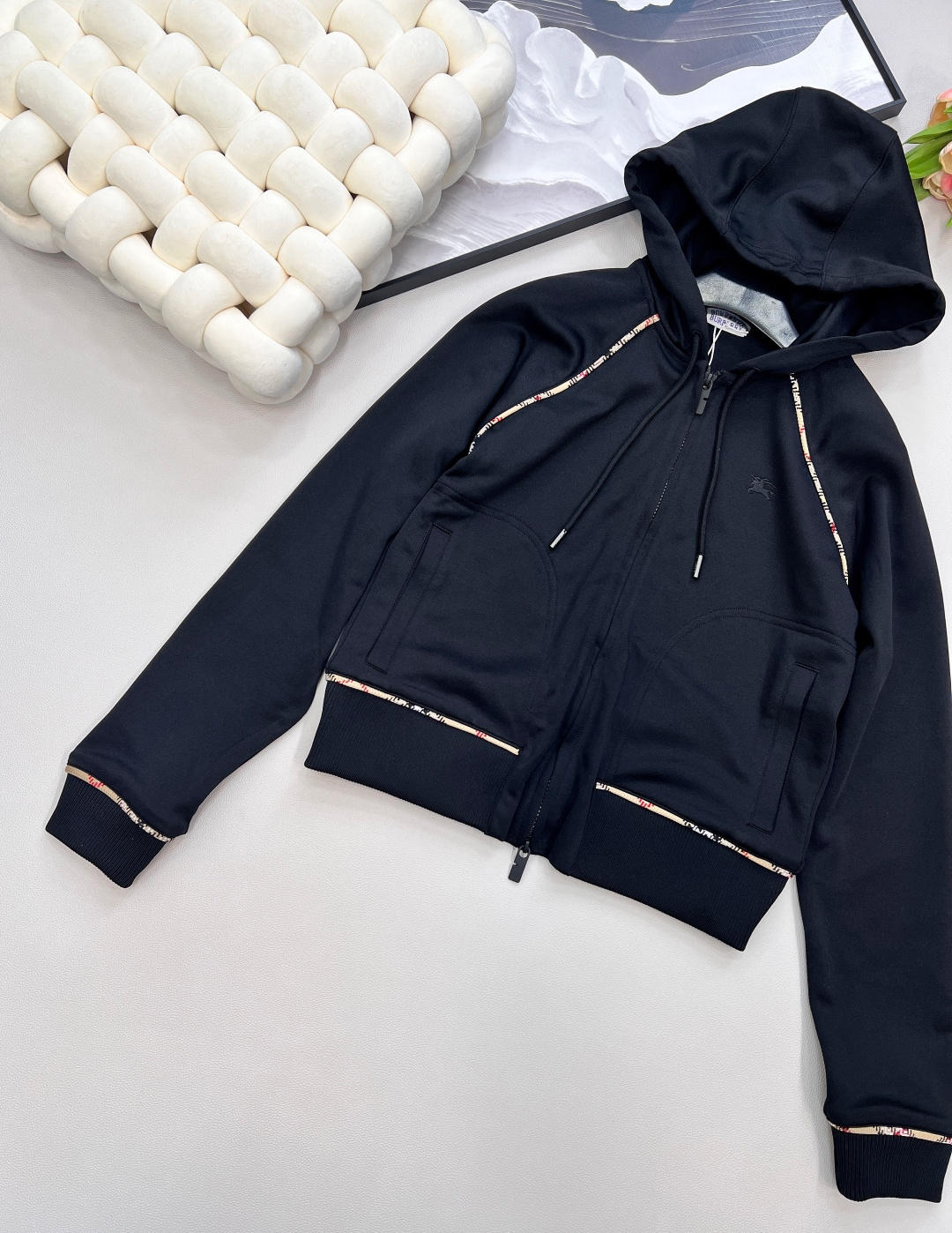 🆕 BURBERRY 新款装饰条纹运动连帽外套➕休闲裤套装， 条纹装饰隐藏设计拉链设计，裁片式条纹缝制包