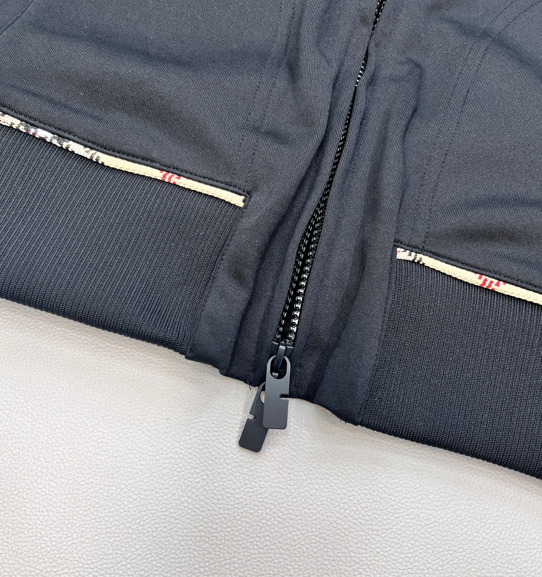 🆕 BURBERRY 新款装饰条纹运动连帽外套➕休闲裤套装， 条纹装饰隐藏设计拉链设计，裁片式条纹缝制包