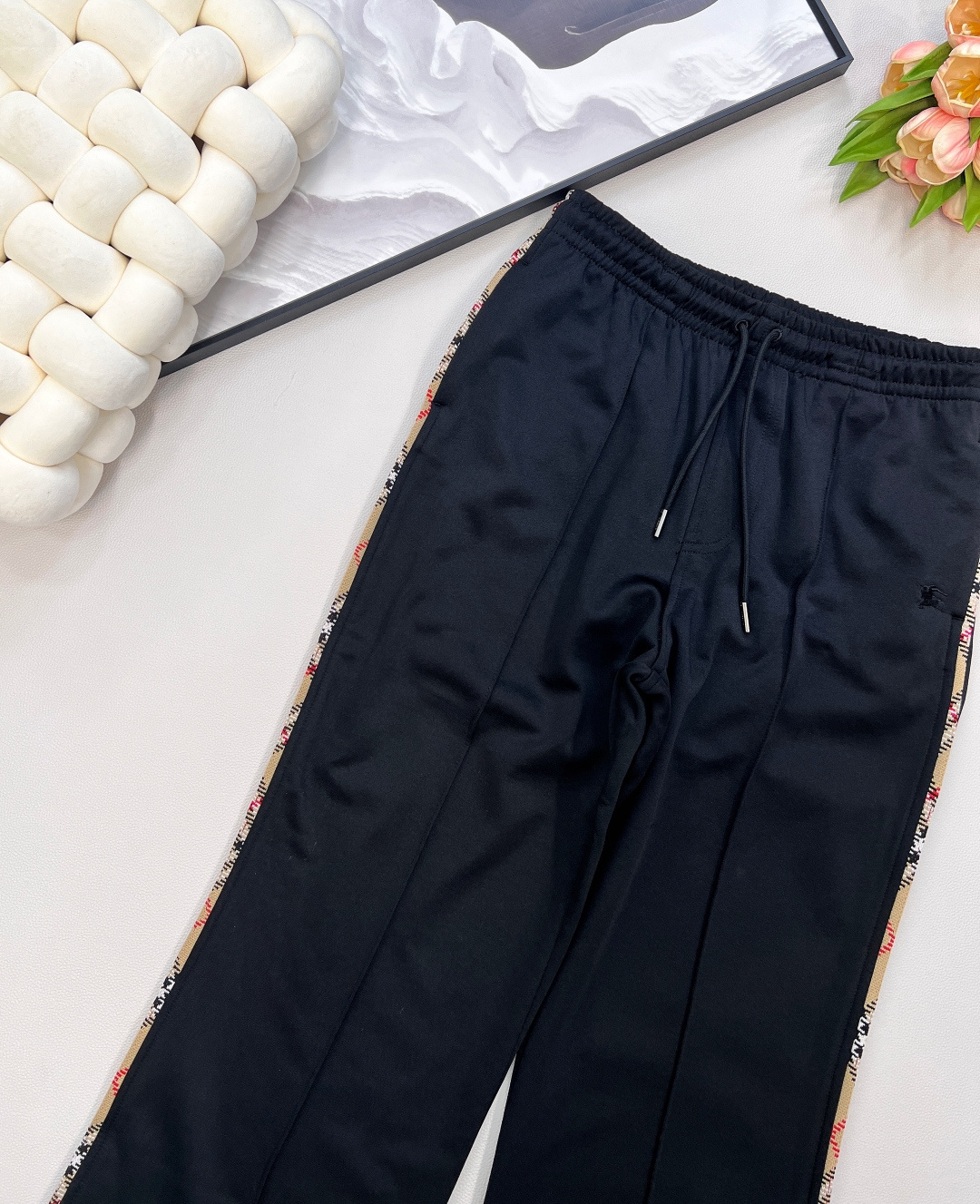 🆕 BURBERRY 新款装饰条纹运动连帽外套➕休闲裤套装， 条纹装饰隐藏设计拉链设计，裁片式条纹缝制包