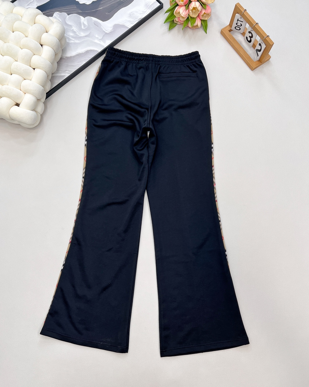 🆕 BURBERRY 新款装饰条纹运动连帽外套➕休闲裤套装， 条纹装饰隐藏设计拉链设计，裁片式条纹缝制包