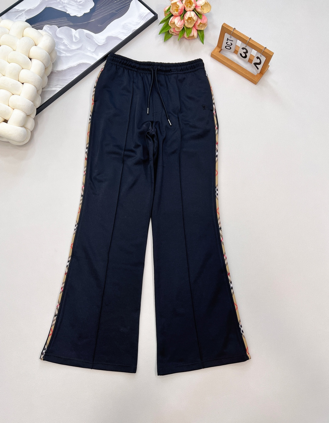 🆕 BURBERRY 新款装饰条纹运动连帽外套➕休闲裤套装， 条纹装饰隐藏设计拉链设计，裁片式条纹缝制包