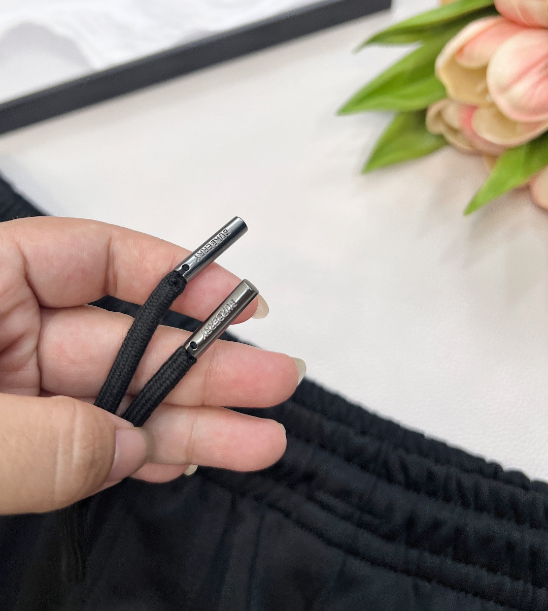 🆕 BURBERRY 新款装饰条纹运动连帽外套➕休闲裤套装， 条纹装饰隐藏设计拉链设计，裁片式条纹缝制包